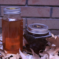 پک سلامتی طبع گرم شامل عسل آویشن، عسل چهل گیاه و عسل خامه­ ای هر کدام یک کیلوگرم + 100 گرم گرده گل، قاشق عسل، شمع موم زنبور عسل و اسماج