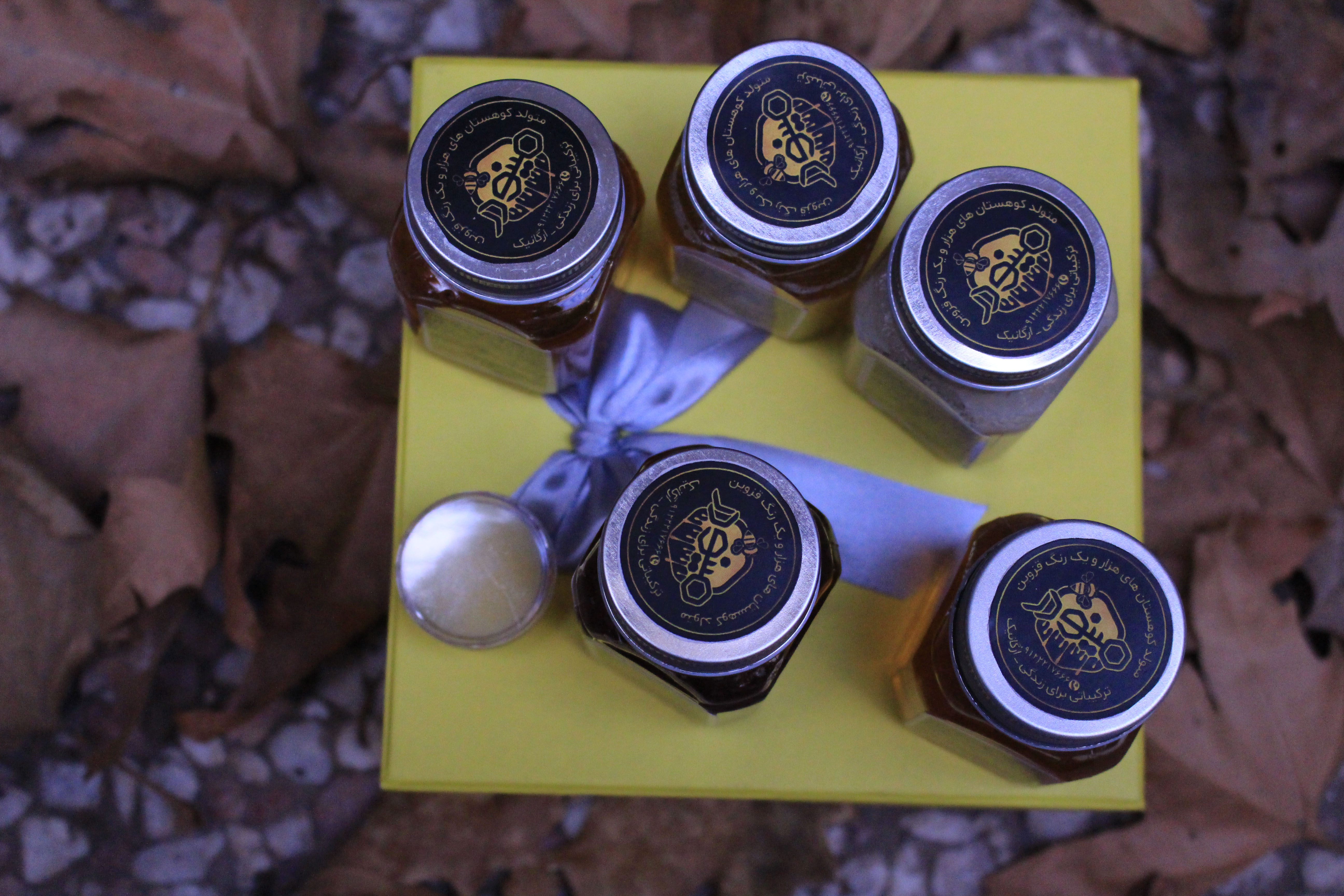 پک سلامتی هدیه عیدانه عسل های مجموعه مینودر شامل: عسل گون، عسل گشنیز، عسل آویشن، عسل چهل گیاه، عسل خامه ای هر کدام صد گرمی + ده گرم ژل رویال ایرانی درجه یک مینودر + 100 گرم گرده گل، قاشق عسل، شمع موم زنبور عسل و اسماج + جعبه و بسته بندی خاص